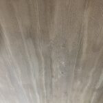 Holzoptik mit dekorativem Putz von Sanstucco — natürliche Eleganz und Gemütlichkeit für Ihr Zuhause!