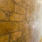 Steinoptik mit dekorativem Putz von Sanstucco – robuste Eleganz und zeitlose Schönheit für Ihre Räume!