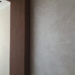 Holzoptik mit dekorativem Putz von Sanstucco — natürliche Eleganz und Gemütlichkeit für Ihr Zuhause!